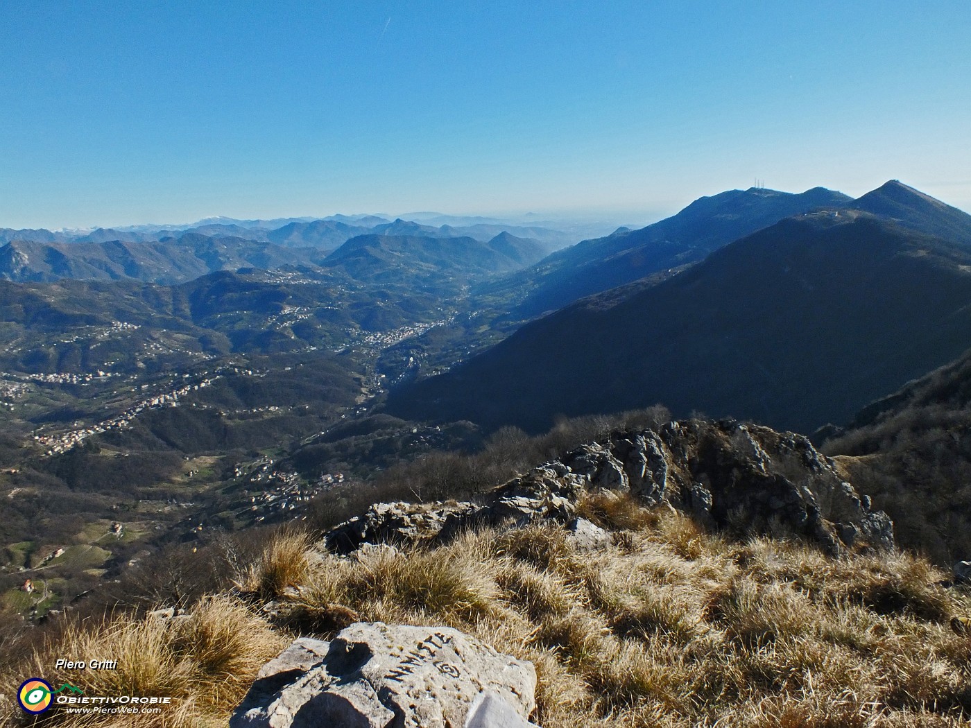 75 Dalla vetta della Corna Camozzera vista sulla Valle Imagna.JPG